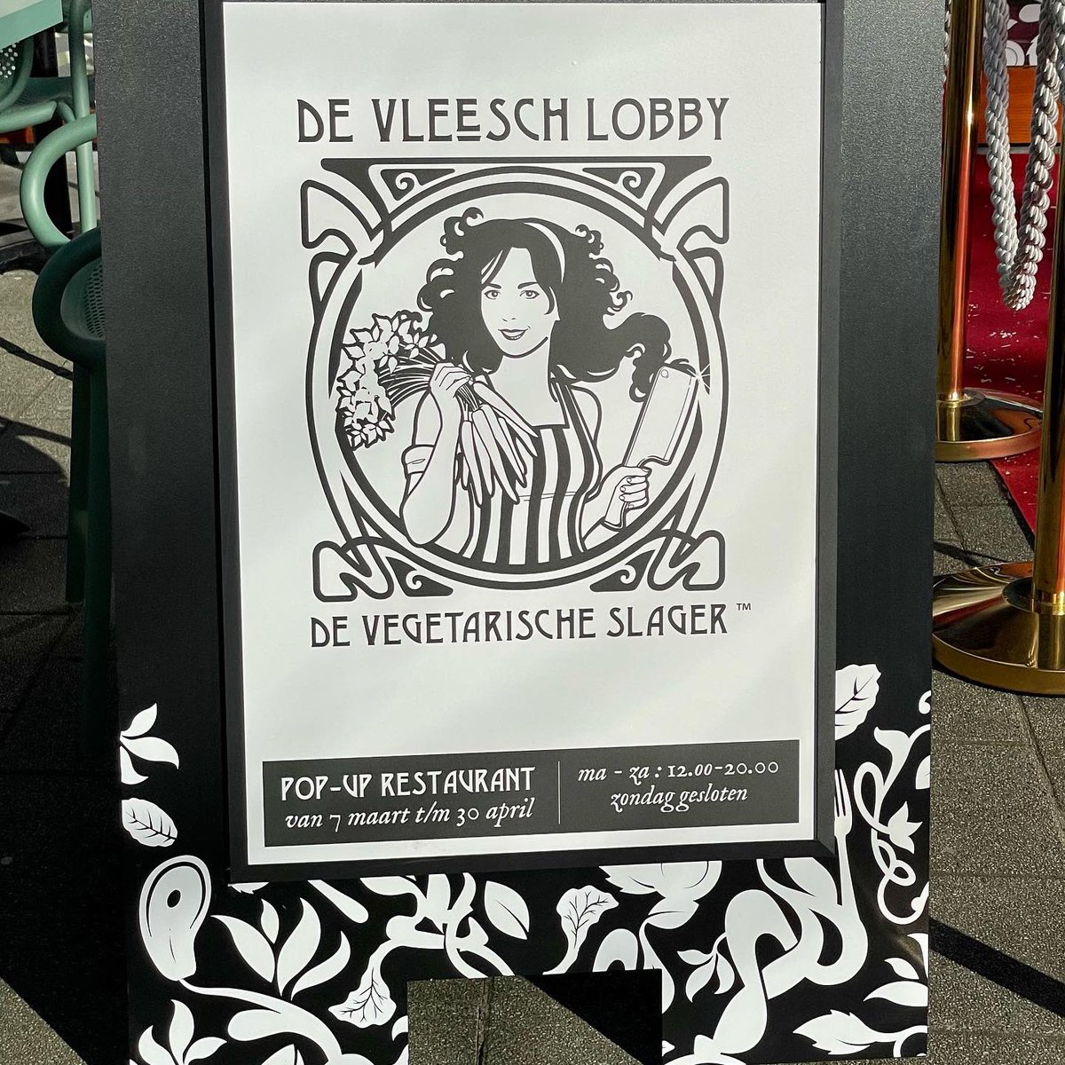gijsbregt's tweet photo. In Rotterdam heeft De Vegetarische Slager een pop-up geopend voor de #weekzondervlees: De Vleesch Lobby. Alle hardlopers op het menu van een bistro kom je hier tegen, van hip zoals deze bao met katsu tot ‘gewoon’ ceasar salad.
#foodtrends #vegetarisch https://t.co/jvw2uH3Nd9