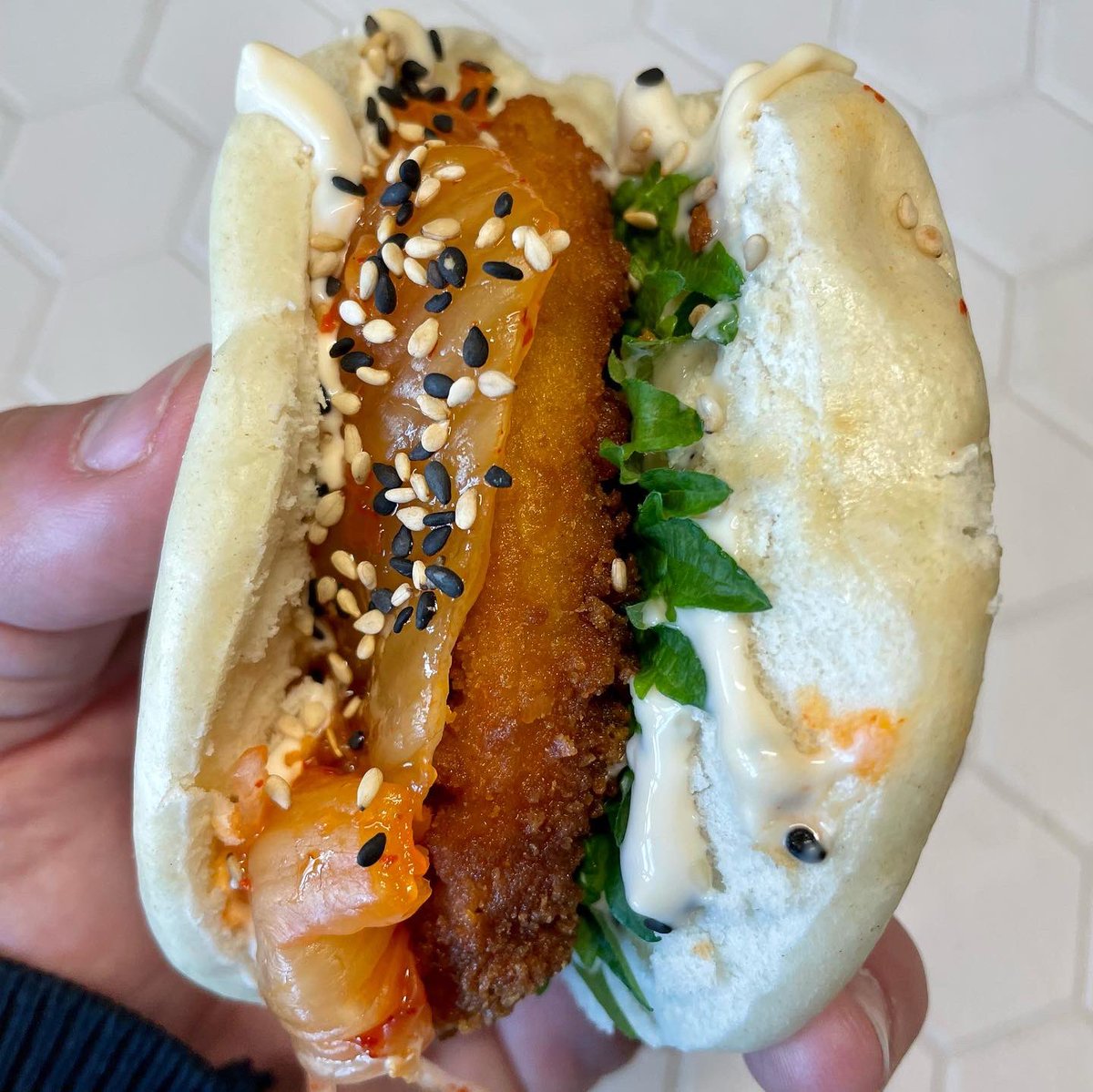 gijsbregt's tweet photo. In Rotterdam heeft De Vegetarische Slager een pop-up geopend voor de #weekzondervlees: De Vleesch Lobby. Alle hardlopers op het menu van een bistro kom je hier tegen, van hip zoals deze bao met katsu tot ‘gewoon’ ceasar salad.
#foodtrends #vegetarisch https://t.co/jvw2uH3Nd9
