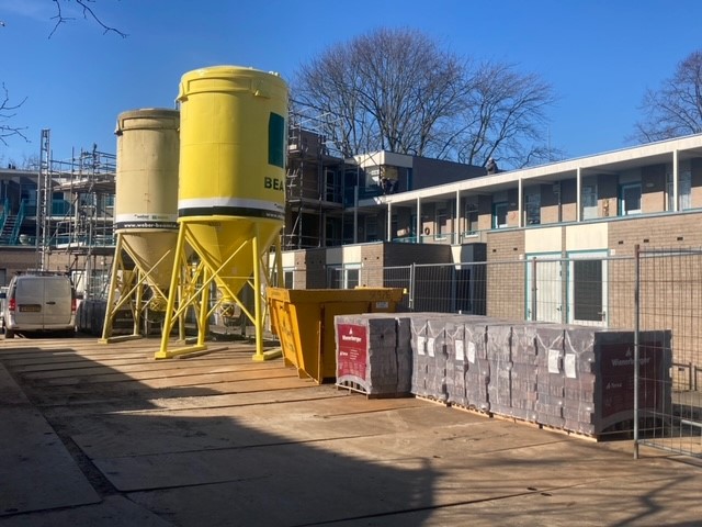 BMN_Roosendaal's tweet photo. Seniorencomplex Venpoorten in Wouw wordt grootschalig gerenoveerd. Ook Raab Karcher draagt – letterlijk - een steentje bij: voor Bouwbedrijf Krijger uit Poortvliet verzorgen wij de leveringen van onder meer gevelstenen en isolatie.
#renovatie #leveringen #gevelstenen #isolatie https://t.co/6MFFQWxDHt