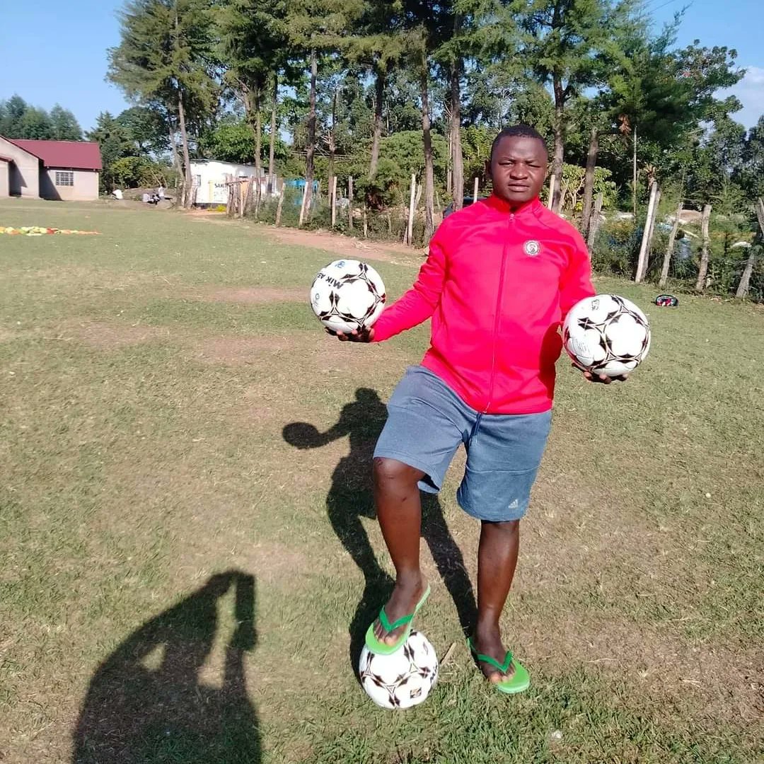 bramwelkaramoja's tweet photo. Big up to Samitsi FC C.E.O Nathan Maina who donated Three Balls to the team ahead of their debut in the Kakamega County League Zone B. They play Mlimani FC at Samitsi Grounds this coming Sunday, 13th March. This one will be Historic 🙏🙏🙏

#TheQuails #Samitsifc #Football https://t.co/nCCq0M7gNh
