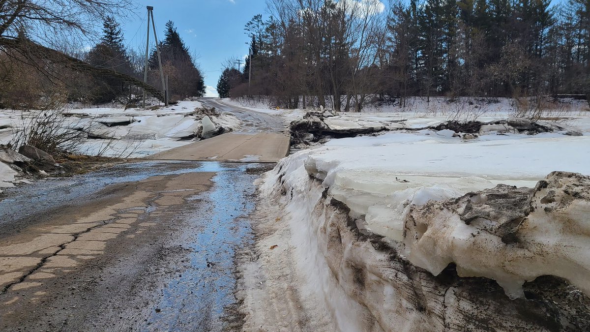 pfenningsfarm's tweet photo. The difference 1 day can make. The sudden flooding is due to an ice jam downstream preventing the #NithRiver from flowing normally. Waterways all over are unpredictable & changes can happen suddenly. PLEASE #StaySafe! Stay clear of waterways & slow down on icy roads. https://t.co/9Qxo3VRAkf