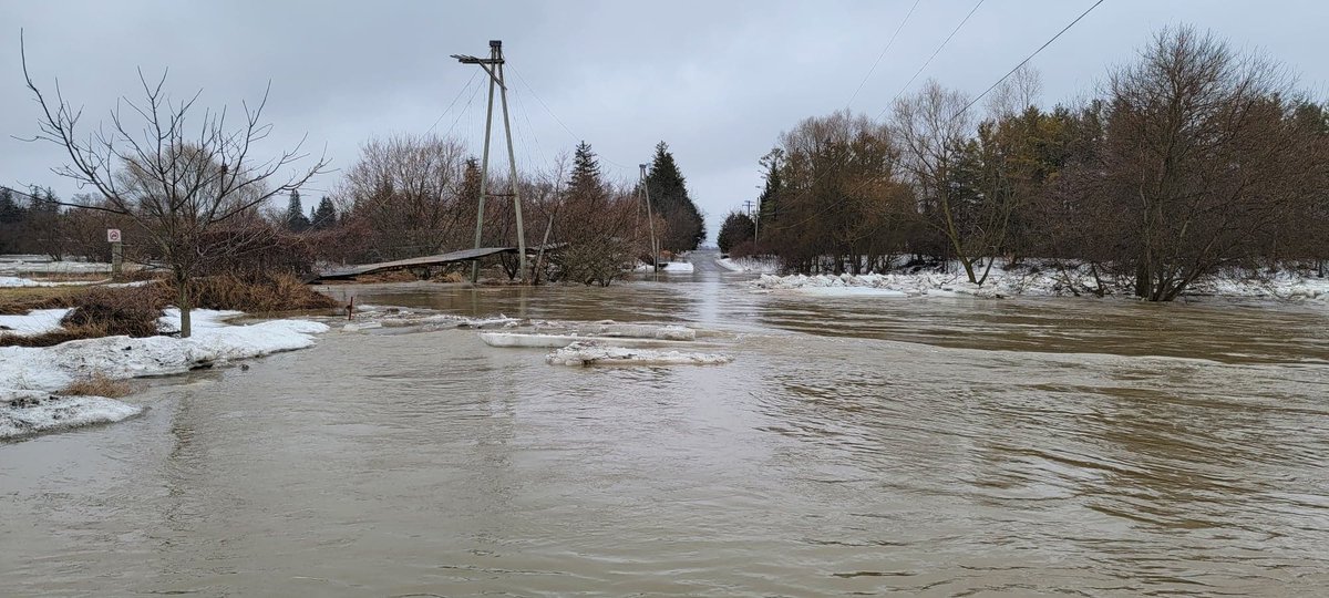 pfenningsfarm's tweet photo. The difference 1 day can make. The sudden flooding is due to an ice jam downstream preventing the #NithRiver from flowing normally. Waterways all over are unpredictable & changes can happen suddenly. PLEASE #StaySafe! Stay clear of waterways & slow down on icy roads. https://t.co/9Qxo3VRAkf