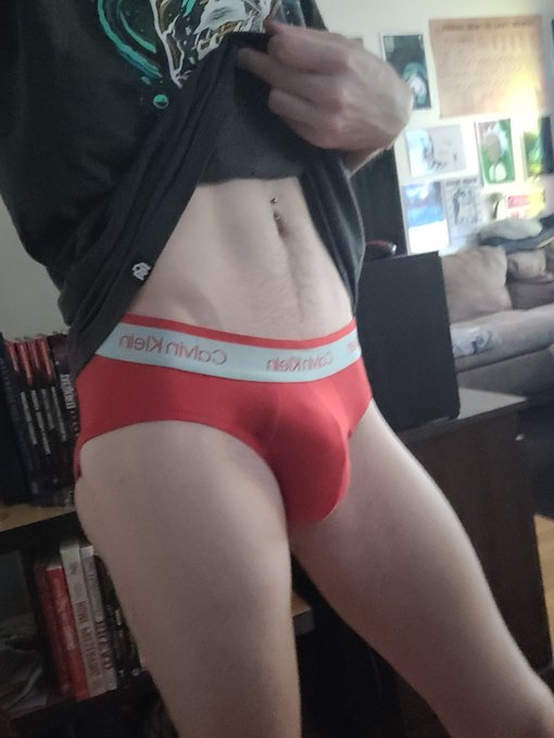 3 pic. My roommate werent home when I woke up so no pants :p https://t.co/cm1EFfonPn