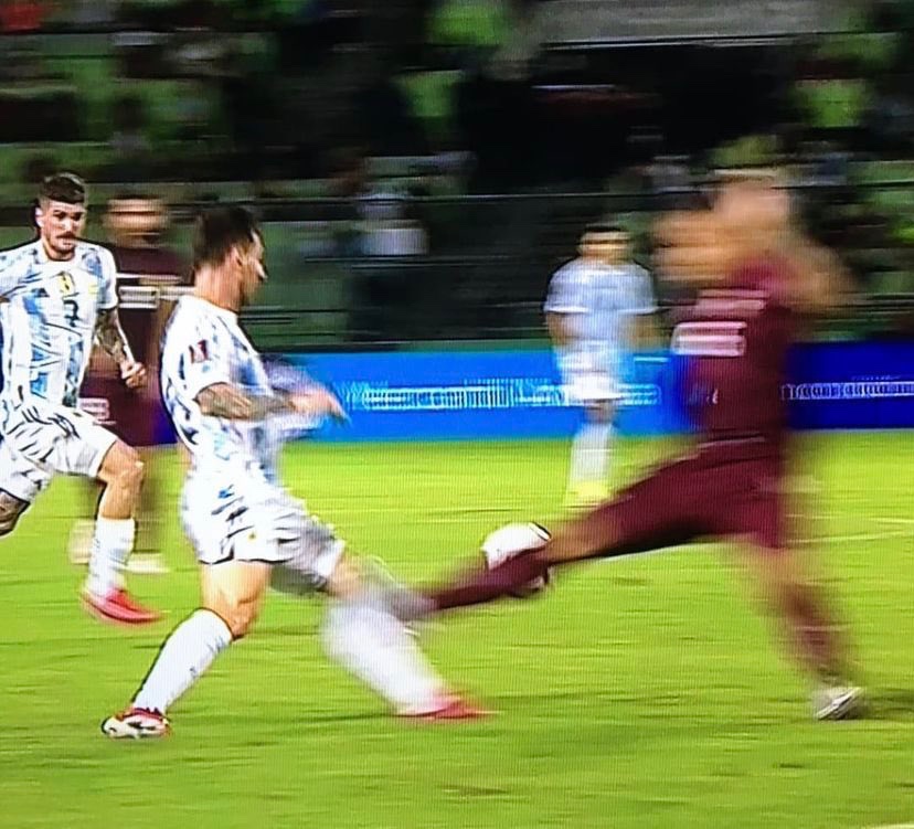 Mysticalleo_'s tweet photo. I’ll never understand how Messi takes these fouls and gets up like it’s nothing. https://t.co/ieIAmsBCVP