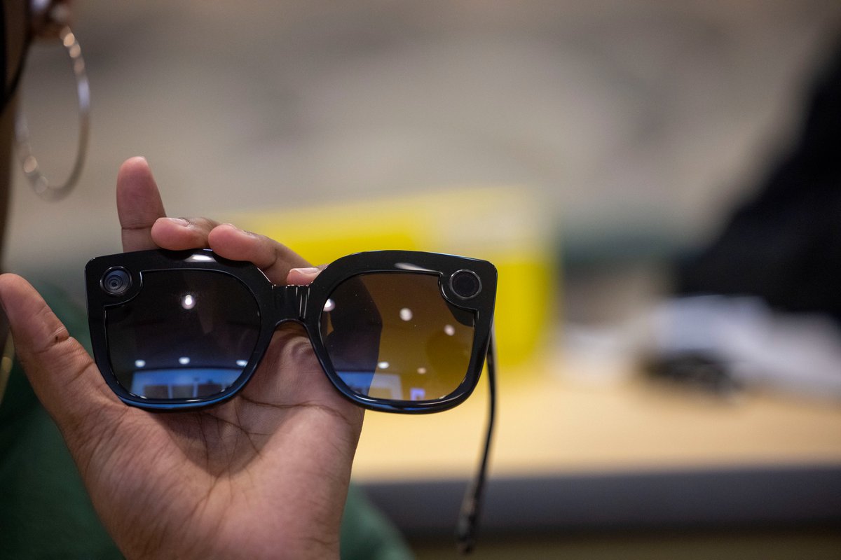 FAMUSJGC82's tweet photo. .@michellesalvant, LMichelleMedia/FAMU Alum, is working on a new Smartglass project with the SJGC Living Learning Community! View the full album: https://t.co/ganQyxTVKs #famusjgc #ImmersiveJournaling #LifeFilmLab #SnapchatSpectacles #Smartglasses #LMichelleMedia #ImmersiveMedia https://t.co/V8quYEO1zK