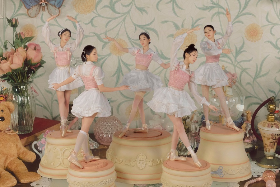 soompi's tweet photo. #RedVelvet Stuns As Ballerinas In Teaser For "The ReVe Festival 2022 – Feel My Rhythm"
https://t.co/EkFIjRCbE6 https://t.co/49sSj8RtiR