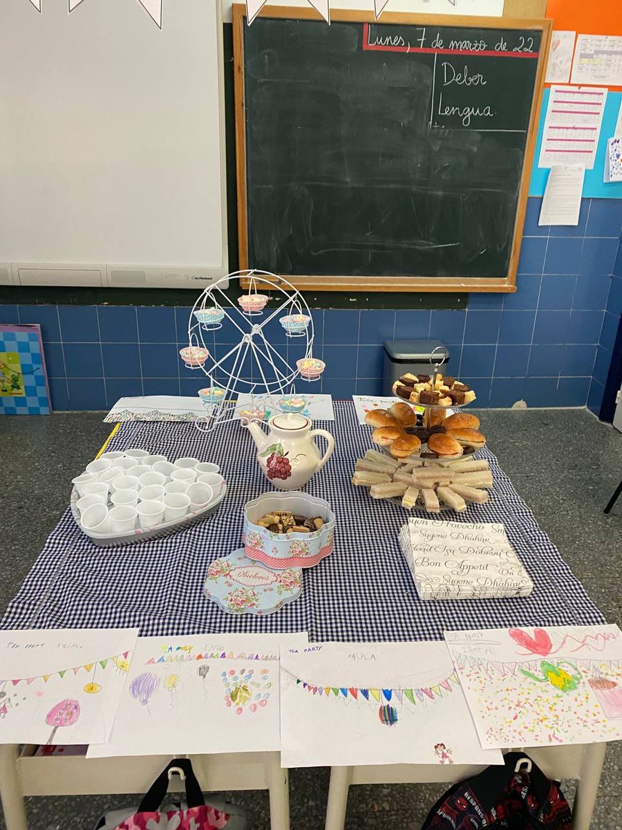 csamapimer's tweet photo. English tea tradition in our class https://t.co/fqsUiRJFKE