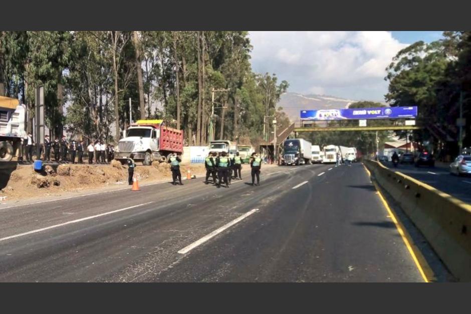 soy_502's tweet image. 🚨URGENTE  ⎮Transportistas cruzan sus camiones e inician bloqueo

Los pilotos cruzaron sus camiones en la ruta al Pacífico. Esto se sabe:

bit.ly/3MxwT3q