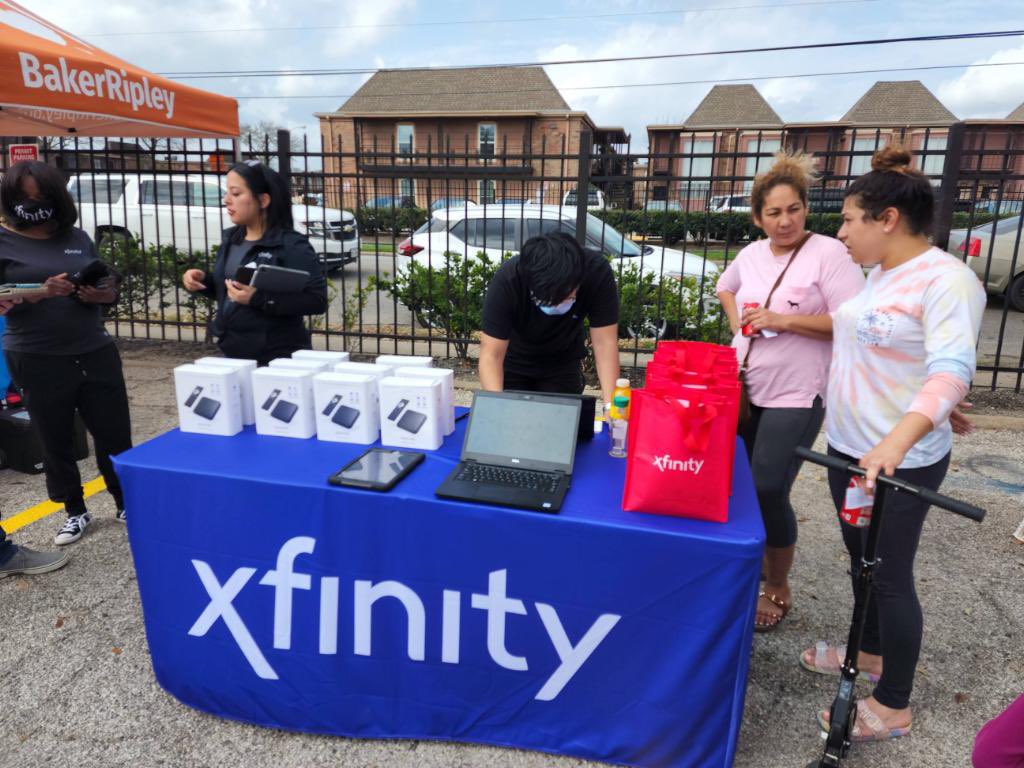MatiasBlufox's tweet photo. Huge success this past weekend serving our local community knowledge about ACP, Mobile, &amp; Flex. 16 appts set. 👍👍  Bellaire events team in full swing. @darin_furillo @Shan_Caldwell01 @BlufoxMobileLLC https://t.co/FG5LCfz3IE