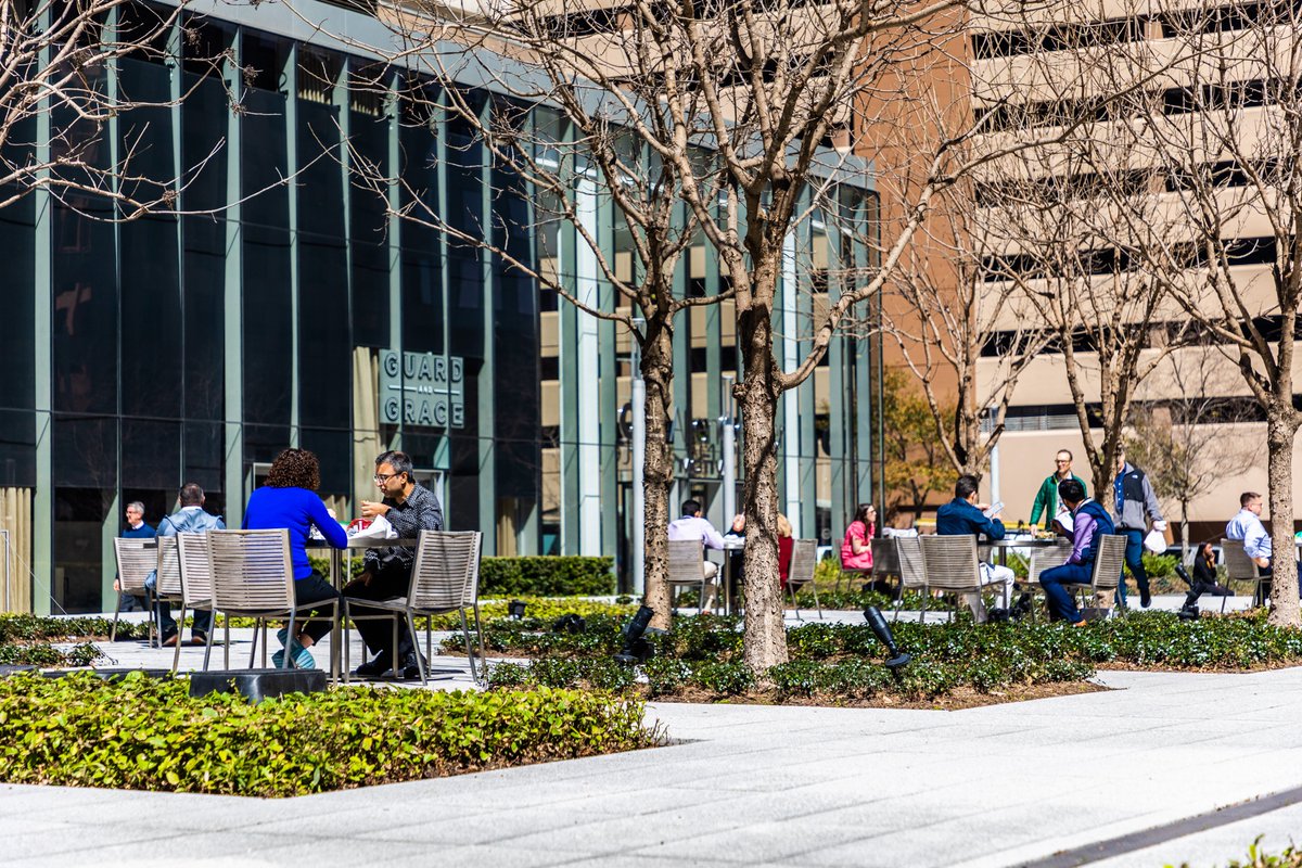 BrookPropHTX's tweet photo. Located at the Allen Center campus, The Acre, provides the perfect escape to brighten up your day. Take in the fresh air & sit outside while sipping coffee, answering emails, or chatting w/ your coworkers.
#TheAcre #AllenCenter #Greenspace #CommercialRealEstate #DowntownHouston https://t.co/dWYkDrHRe2