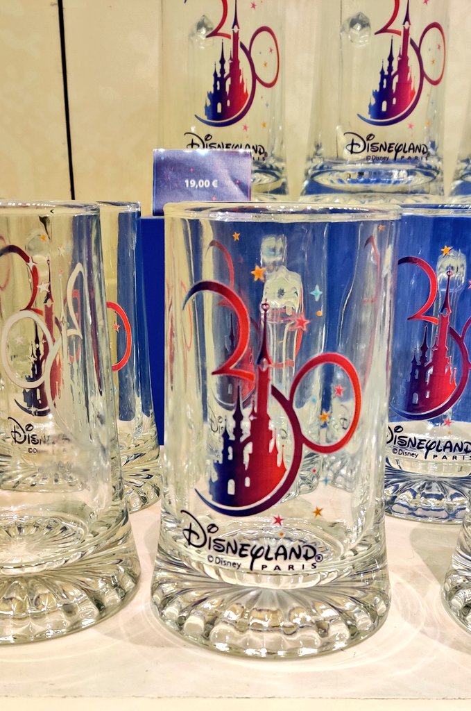 DisneyCarnival1's tweet photo. Euh la chope de biรจre ๐ป ร #Harringtons #DLP30 c'est quand mรชme atroce imp. D'ailleurs la boutique est ร 80% remplie de bibelots en verre ! C'est un style ๐คญ https://t.co/jSChPbs2UL