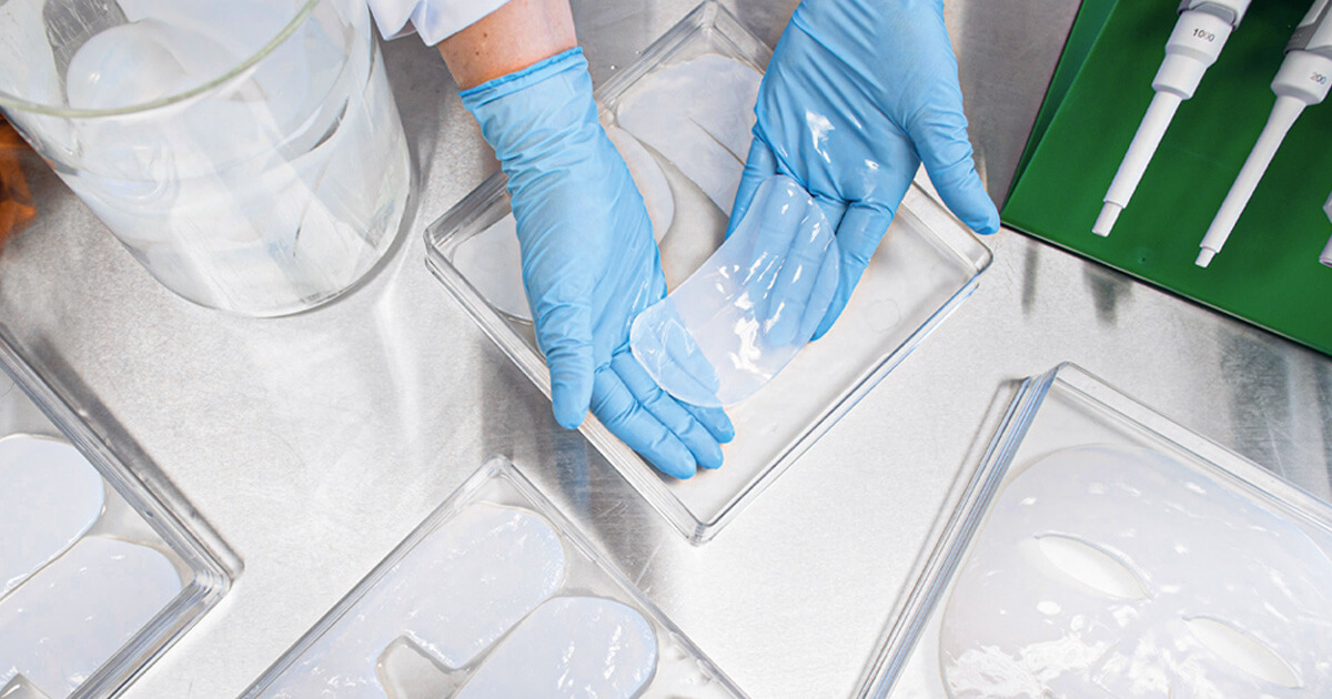 Evonik_DE's tweet photo. Neuer Artikel im #ELEMENTSMagazine: Eine Wundauflage, die schnelle und schonende #Heilung ermöglicht – in den Laboren von #JeNaCell produzieren #Bakterien das hierfür nötige Material. Nach der Übernahme durch #Evonik soll das Einsatzgebiet weiter wachsen: https://t.co/NEb8iFKL6N https://t.co/Gq9avxkv6M