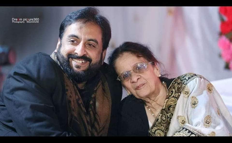 AimimNuzhat's tweet photo. AIMIM औरंगाबाद Mp @imtiaz_jaleel Saheb की अम्मी का इंतेक़ाल हो गया है।
 इन्ना लिल्लाहि व इन्ना इलैही राजेउन... अल्लाह जन्नतुल फिरदौस में आला मकाम अता फरमाए...आमीन। https://t.co/5ozIHXyWTW