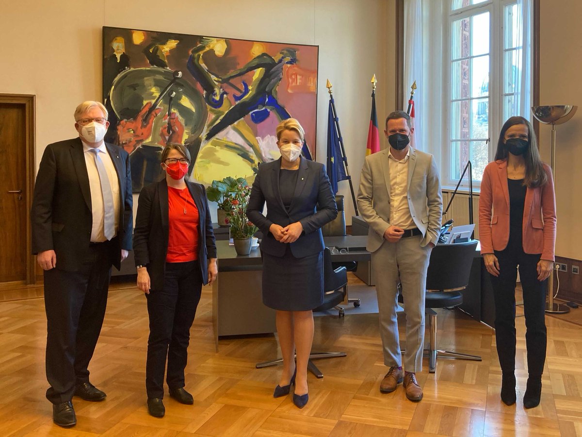 Chief Digital Officer des Landes Berlin (@cdo_berlin) on Twitter photo Gemeinsam mit <a href="/RegBerlin/">Senatskanzlei Berlin</a> Franziska Giffey hat #CDO Ralf Kleindiek heute das Netzwerk Smart City <a href="/BerlinPartner/">Berlin Partner</a> zu einem Gespräch im Roten Rathaus getroffen. Alle waren sich einig: Es gibt viele Potenziale für künftige Kooperationen - für die #SmartCityBerlin Gemeinsam mit <a href="/RegBerlin/">Senatskanzlei Berlin</a> Franziska Giffey hat #CDO Ralf Kleindiek heute das Netzwerk Smart City <a href="/BerlinPartner/">Berlin Partner</a> zu einem Gespräch im Roten Rathaus getroffen. Alle waren sich einig: Es gibt viele Potenziale für künftige Kooperationen - für die #SmartCityBerlin
