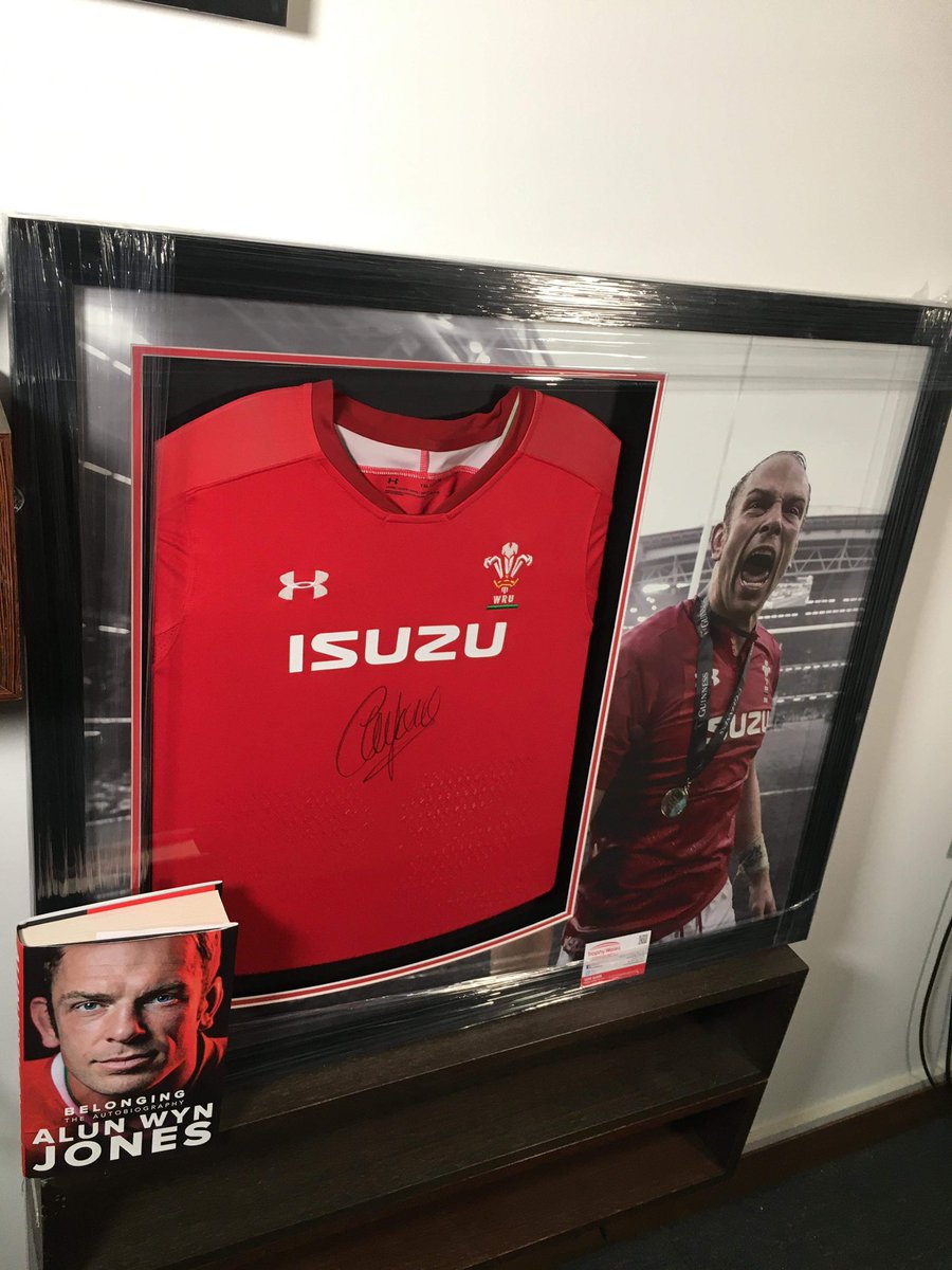 llantrisantpro's tweet photo. Auction for @AlunWynJones signed welsh jersey!All proceeds to go towards @_LPGCJuniors for their upcoming home nations event! Please message sensible offers! #golf #juniorgolf #6nations #legend #mostcappedplayer #britishlions #GOAT https://t.co/skCEPJCQNK