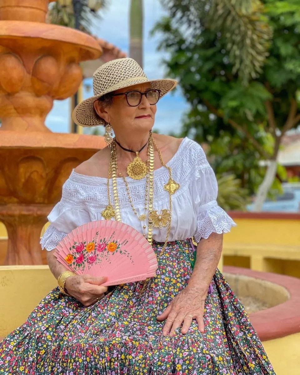 Reposted from @birriadeportiva Ya se a quién salgo guapo😎 🤣🤣, Bella mi Madre agradecido por Dios de tenerla un año más con vida a nuestro lado Felíz Cumpleaños 🎂🎂 vieja, te quiero mucho 😘