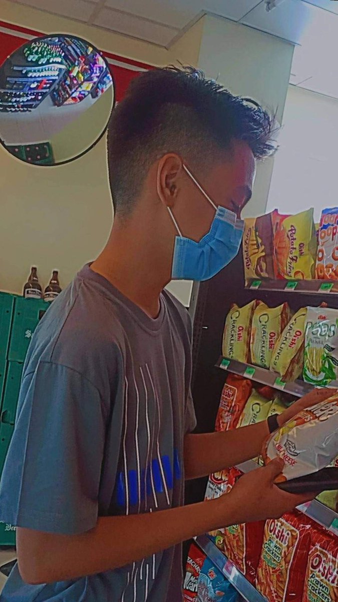 Bugssksks's tweet image. When your gf take pictures of you: