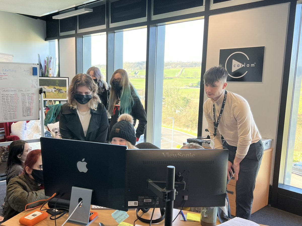 carlamltd's tweet photo. Diwrnod grêt heddi. Gweithdy gyda myfyrwyr Coleg Sir Benfro. 🎥

Busy day at the office. Masterclass with Pembrokeshire College students. 📺

@shwmaesg #sirgar #ysbrydoli #inspiring #teledulleol @S4C https://t.co/qFTh2BNGQ4