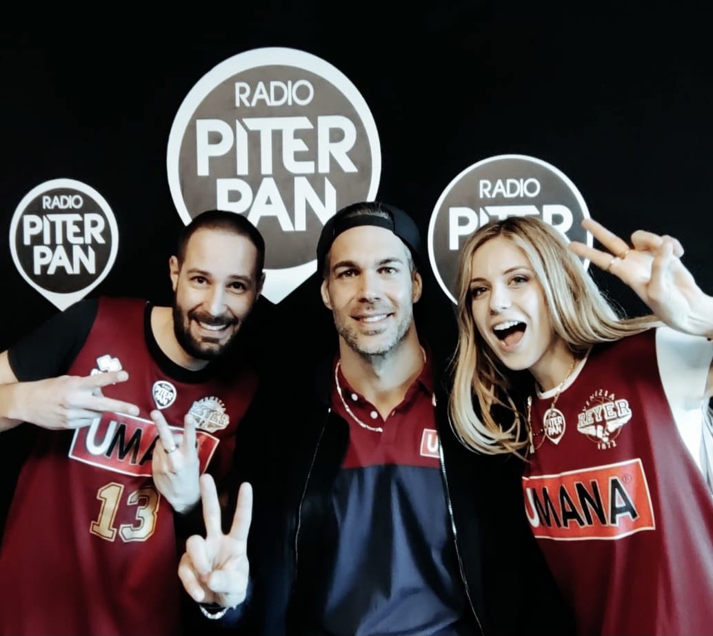 REYER1872's tweet photo. 🎙🏀 Ventata orogranata a @RadioPiterpan!
@BrunoCerella speaker per un giorno a #PiterpanGeneration con Linda Pani e Giovanni Marangoni 🔥
Spettacolooooo 😃
#finoallafine #Piterpan @ https://t.co/XMcgUyJWt0