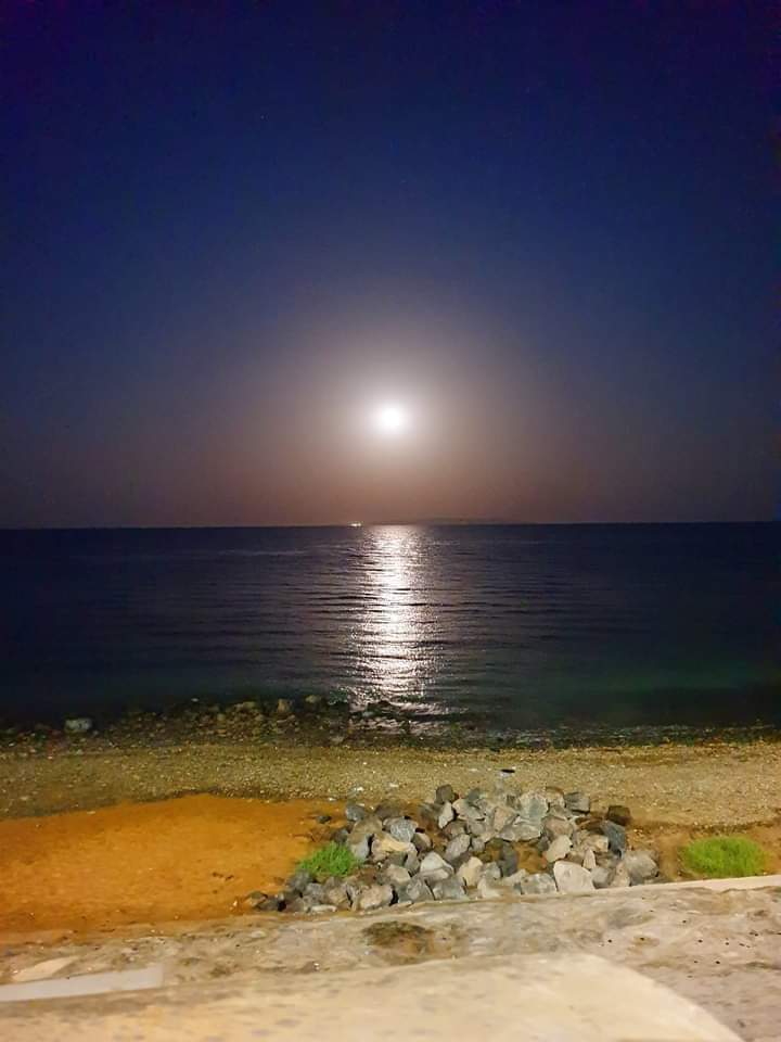 مساك يارووعة ولووعة وجذاب
♡♡♡♡مسااك يااللي فيك تاهت عيوني

ماغيرك اللي يمه القلب قد ذاب
♡♡♡♡ماغيرك اللي فيه سهرى جفوني

اهوااك عن كل العذارى والاحبااب
♡♡♡♡القلب لك والروح دونك تهوني

ياليت وانا يمك البااب للباب
♡♡♡♡اصحا بشوفك والمساء ياشجووني