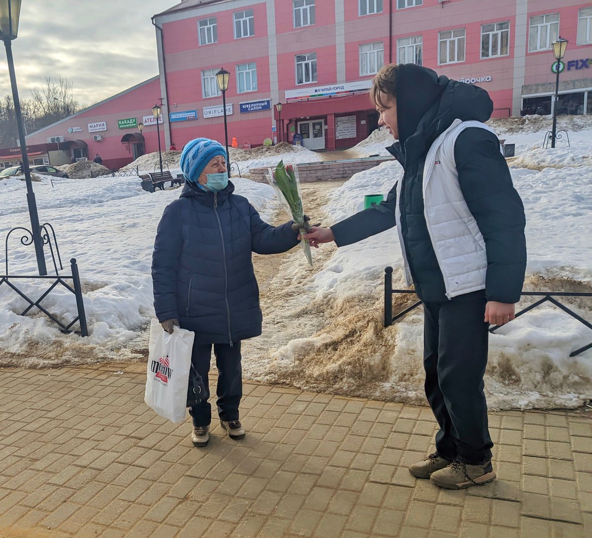 🌷 «Цветы для автоледи» именно так называлась ежегодная акция, которая прошла сегодня на улицах Зарайска.

Секретарь местного отделения партии «Единая Россия» Виктор Петрущенко вместе с активистами МГЕР и «Молодежного парламента» поздравляли с… t2p.pw/FpHZg3RaJI