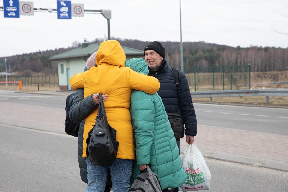 Cancilleria_Ar's tweet image. 82 argentinos y argentinas salieron de Ucrania junto a 26 extranjeros que integran sus grupos familiares.

El trabajo coordinado de Cancillería con la Embajada en Ucrania y las sedes diplomáticas argentinas en los países limítrofes permitió que logren cruzar la frontera.