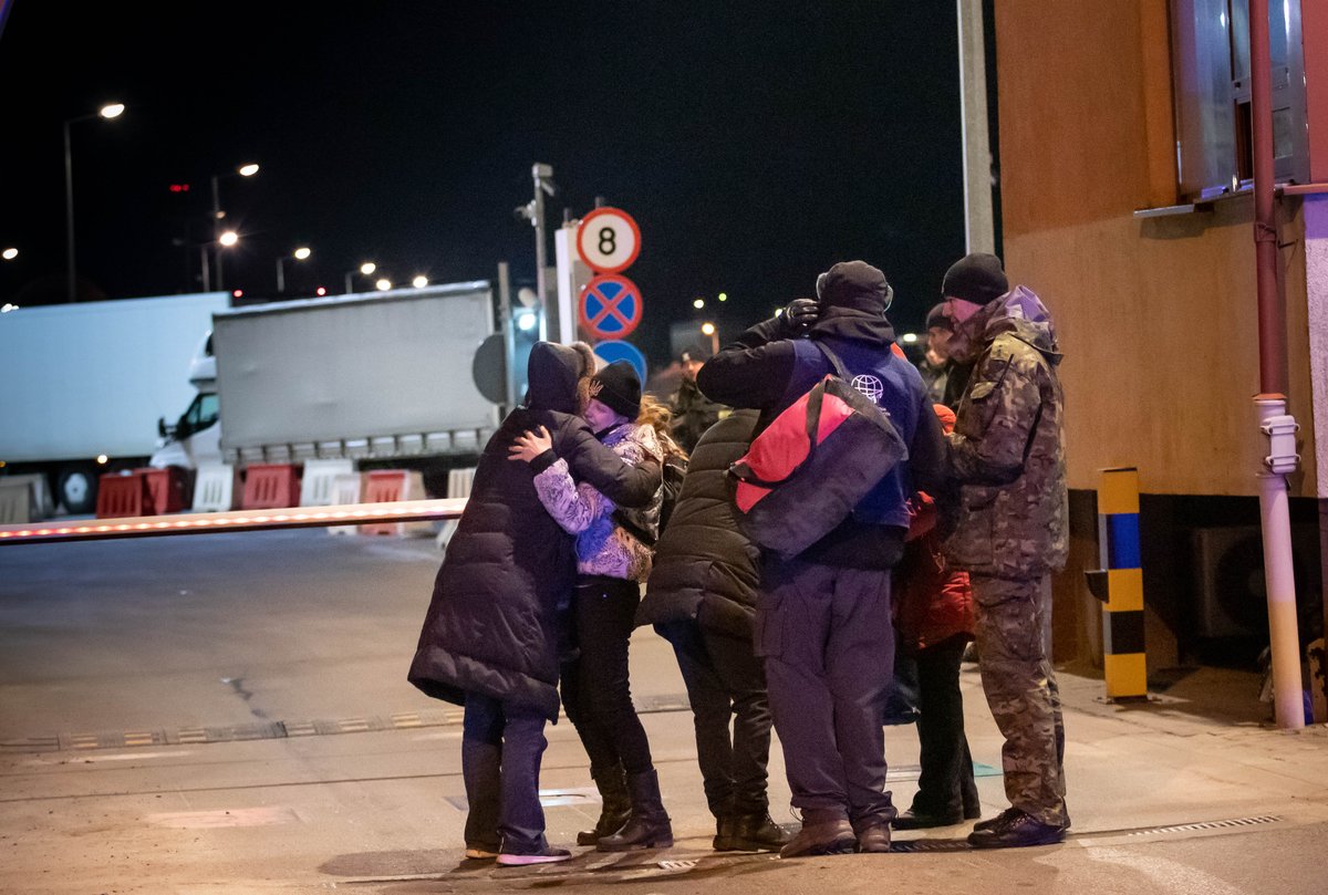 Cancilleria_Ar's tweet image. 82 argentinos y argentinas salieron de Ucrania junto a 26 extranjeros que integran sus grupos familiares.

El trabajo coordinado de Cancillería con la Embajada en Ucrania y las sedes diplomáticas argentinas en los países limítrofes permitió que logren cruzar la frontera.