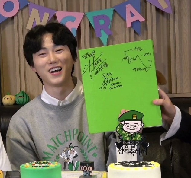 vampky's tweet photo. Lo mas precioso que verán hoy es a BaRon presumir su guión firmado por #CHANYEOL 🥰 él siempre es muy amable con todo el mundo. 🍋 #WelcomeBackBaron🍋 #VAVBaRonReturn 🍋 #뱀즈의로니가돌아왔다 🍋 ❤️ #VAV l #브이에이브이 l  #뱀즈 l #VAMPZ l @VAV_official @twt_VAV https://t.co/srurHvVKoS