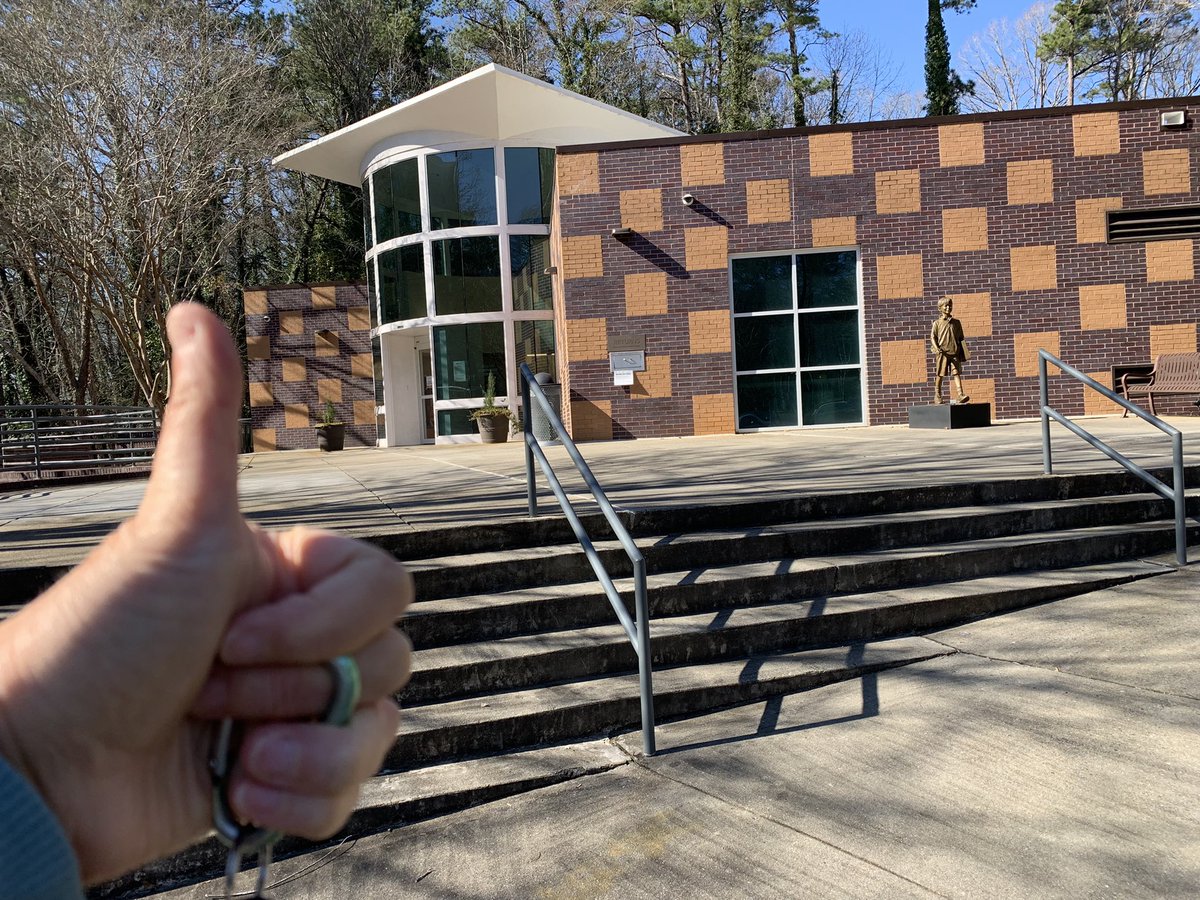 Neighbors4ATL's tweet image. Marking myself #SafeInBuckhead at the Northside Branch library bc it’s #NotAWarZone.

This renovated branch is now airy &amp;amp; light-filled!! Beautiful inside!
Books are always awesome but the astonishing range of library programs+services offered by Atlanta @afplf_atl are incredible.