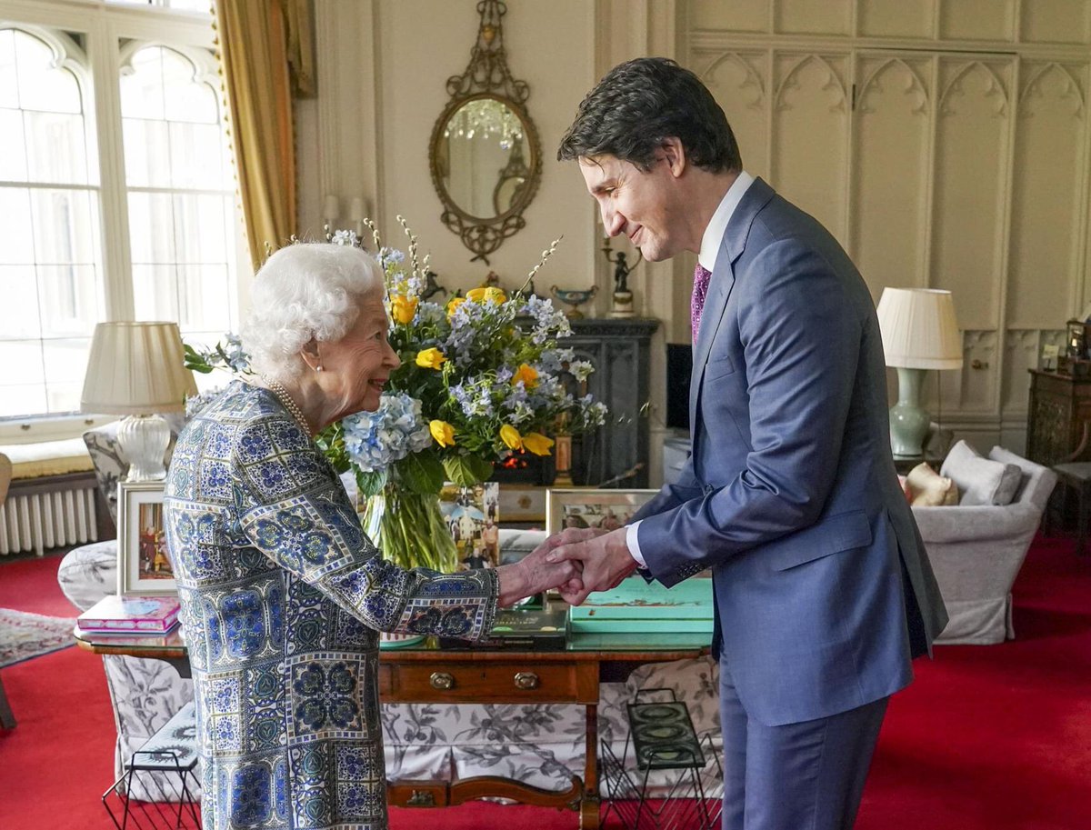 080137's tweet image. Look at Her Majesty wearing blue and yellow, and having a vase of blue and yellow flowers on her desk! 💙💛 #TheQueen #Ukraine️ @BBCNews #Canada #JustinTrudeau