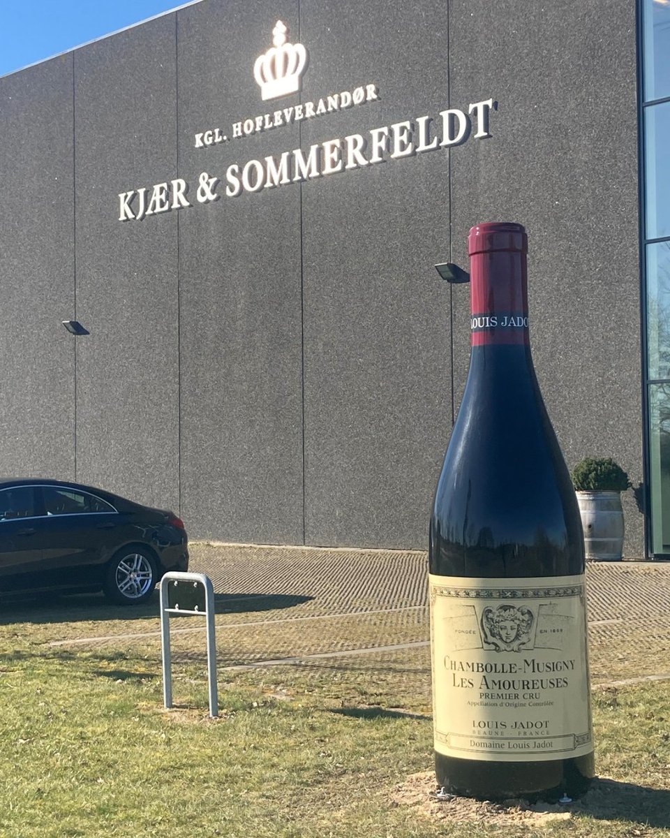 Have you ever seen a 2.5 metres high Louis Jadot bottle? 😁 Thanks to our friends from Denmark 🇩🇰 #louisjadot #bottle #wine #Denmark #burgundy