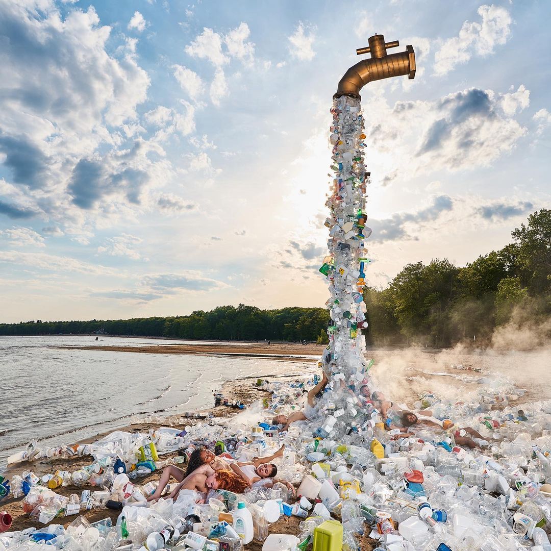 What better way to raise awareness about pollution than making art out of it? 🇨🇦 artist Benjamin Von Wong took on the challenge and is now recognized internationally for his creativity to encourage people to rethink their plastic usage🙌 #TurnOffThePlasticTap
📸vonwong/IG