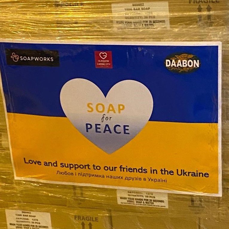 DaabonOrganics's tweet photo. La crisis en Ucrania 🇺🇦 ha provocado una necesidad inmediata de ayuda humanitaria. Hoy, el Grupo Daabon por medio de @Soapworks_ltd y en asociación con Glasgow the Caring City, donó 50 000 jabones 🧼 para ayudar a los necesitados …

Hilo ⬇️ https://t.co/SHW38TX6zT