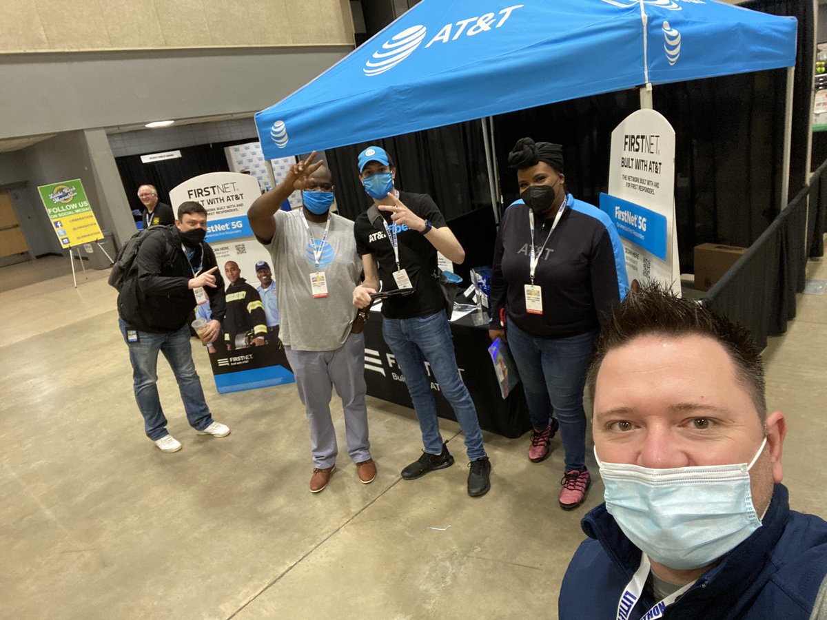ErickJBush's tweet photo. #DoubleF weekend deployment ✅
Met up with @tj5889 1 last time ✅
Volunteered &amp; worked the @LRMarathon ✅
Met &amp; worked with the amazing SOSA squad ✅
@VeronaDykes setup an amazing event ✅

@AlyssaMoore_12 @WesleyKyleNeal @theJoshRHarris @KAMOkonnects @carlieasullivan https://t.co/8UInAuYsfi