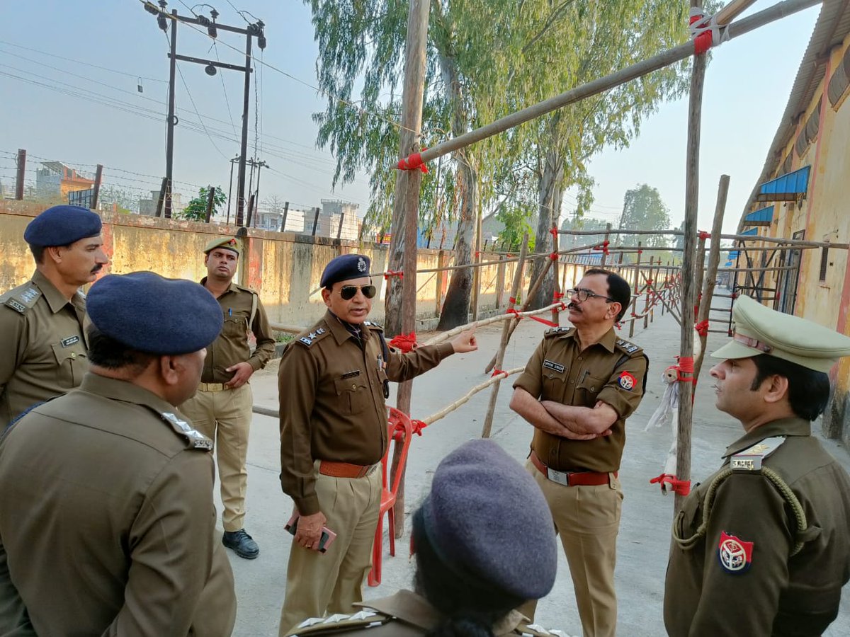 bijnorpolice's tweet photo. #SP बिजनौर द्वारा दिनांक 10.03.2022 को होने वाली मतगणना के दृष्टिगत मतगणना स्थल (वेयरहाउस) पर डयूटी पॉइंट, वाहन पार्किंग, रूट डायवर्जन, बैरियर आदि का भ्रमण/निरीक्षण कर मतगणना को सकुशल सम्पन्न कराये जाने हेतु सम्बन्धित को आवश्यक दिशा निर्देश दिये।
#UPPolice 
#UPP4FairPoll https://t.co/WXt9aofMF5