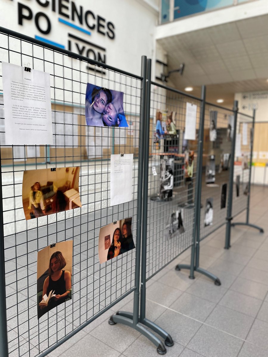 ScPoLyon's tweet photo. #Exposition | 📸 Toute la semaine, @hippoqueer organise une exposition de photographies sur le thème des "Visibilités", préparée en collaboration avec l'association Déclics.
📍À découvrir dans l'atrium du bâtiment pédagogique - Campus de Lyon, du 07 au 11 mars 2022. https://t.co/eBZFdbEeqq