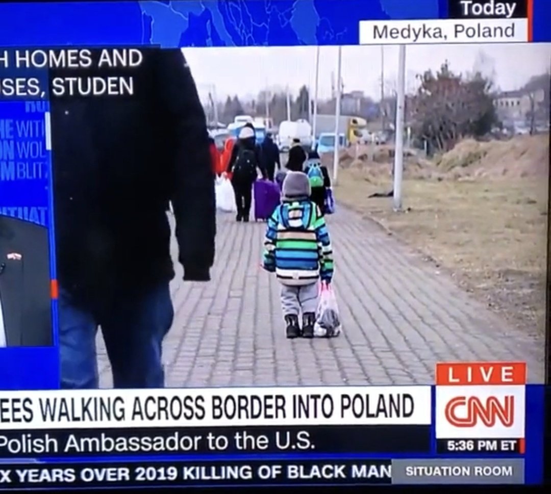 driessenphoto's tweet photo. Heartbreaking!! Alone at the ukraïnian/slovakian border.
#Ukrainian #NoWar #StandWithUkraine️ #StopPutinNOW https://t.co/LWvL0FS75y