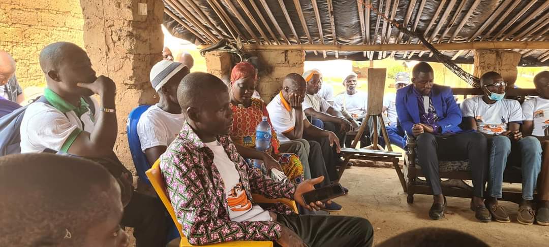 fahanbamba's tweet photo. RENCONTRE AVEC LES DÉLÉGUÉS RHDP DU DPT DE SIPILOU
En marge de la cérémonie de lancement des travaux d'adduction d'eau potable j'ai eu grd plaisir à échanger avec les délégués de base de mon Parti, le RHDP. J'ai porté la nlle de l'entrée du Gl VAGONDO au Directoire du Parti. https://t.co/zYYSBe9gmc