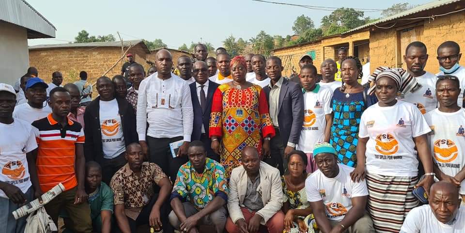 fahanbamba's tweet photo. RENCONTRE AVEC LES DÉLÉGUÉS RHDP DU DPT DE SIPILOU
En marge de la cérémonie de lancement des travaux d'adduction d'eau potable j'ai eu grd plaisir à échanger avec les délégués de base de mon Parti, le RHDP. J'ai porté la nlle de l'entrée du Gl VAGONDO au Directoire du Parti. https://t.co/zYYSBe9gmc