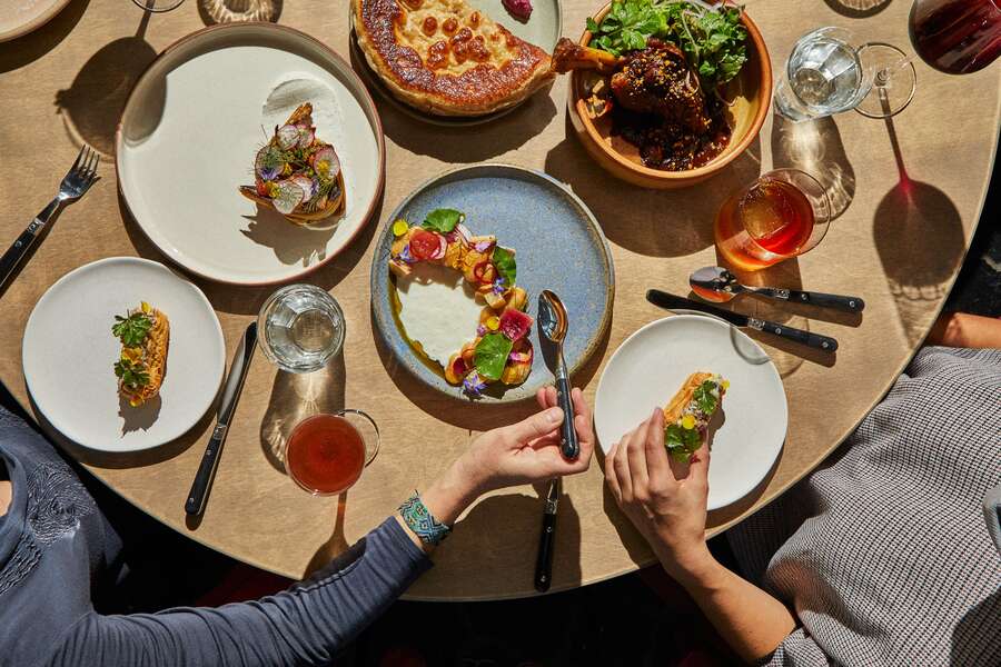 markteamatxlife's tweet photo. #SXSW 2022, a 10-day festival of music, art, comedy, film exhibitions, and let's not forget food! This highlights the best places to eat whether you are attending the festival or not. There is no shortage of options! Check out the full article here! 
https://t.co/hOFIMi2Q4z https://t.co/b708z8Xuv8