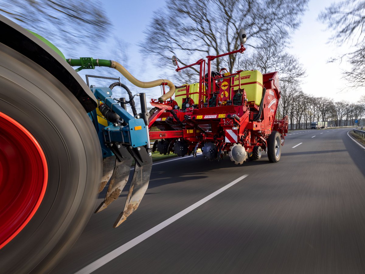 GRIMMEGroup's tweet photo. #PotatoMonday
With full speed into the next planting season! Highest acreage performance combined with a fast change of fields make the GL 860 Compacta to the most efficient potato planter in the market.
#GRIMME #GRIMMEGroup #RowShow2021 #potato #planting https://t.co/73xfXzej4o
