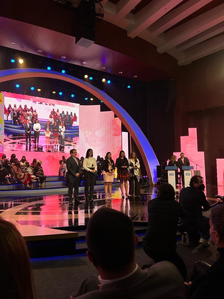 INSColombia's tweet photo. “Gracias doctora Martha gracias, gracias, gracias por su poder transformador en medio de esta difícil pandemia que enfrentó la humanidad”. Organizadores #PremioCafamAlaMujer #ElPoderTransformador #PremioCafamALaMujer2022 edición número 33. https://t.co/ISeO6iaTKR