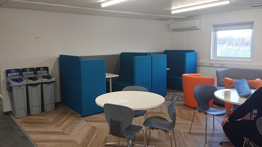 HarlequinOF's tweet photo. It's not just offices, canteens or drying rooms we do... take this nice little breakout area for example.

Like what you see? Then you know what to do...

T: 01724 271494

E: sales@harlequinofficefurniture.co.uk

#happymonday #officefurniture #breakout #softfurnishings https://t.co/D33PkwcbOX