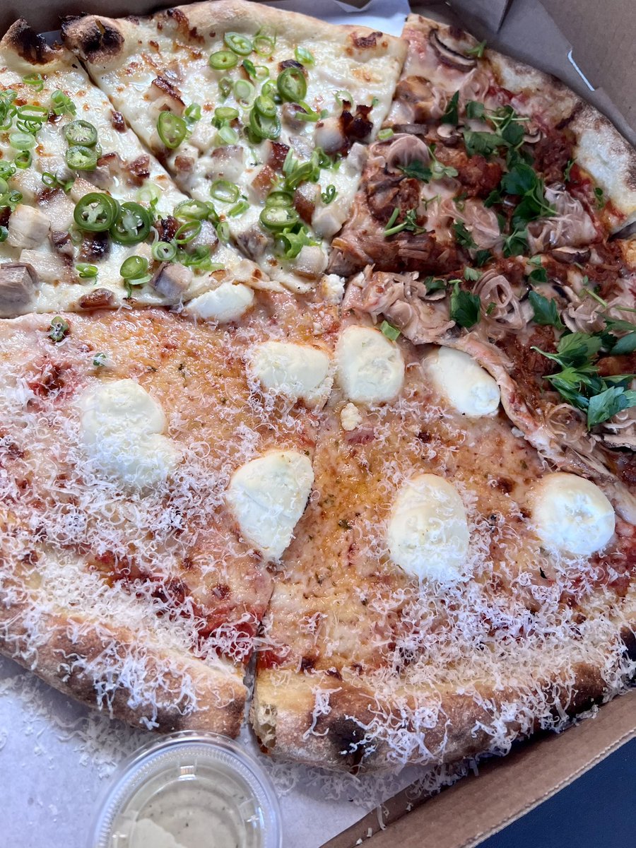 bbitesph's tweet photo. 📍Market on 8th St
@pizzakaijusd
-Sisig
-Four Cheese
-Shanked by Pork
So I think I’m a pizza Kaiju now 😅 I monster devour their flavorful pizza especially the Sisig! 😋 The ranch works well with the pizza, it’s like pizza-meets-ranch love story! 😃
#yum #pizza #eatguide #food https://t.co/0YrC1t7aaR