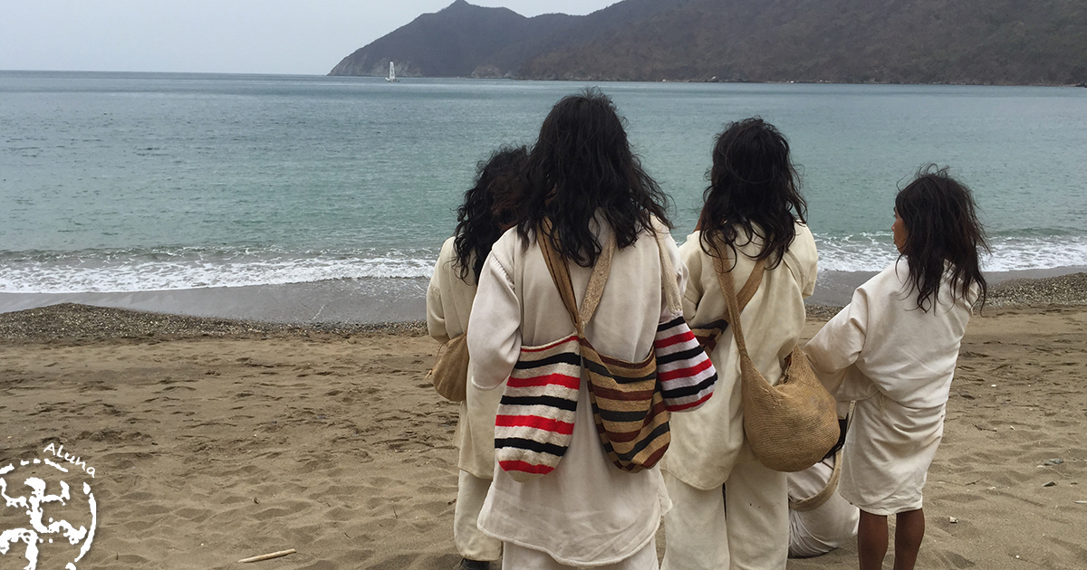 L'eau représente tout pour les Kogis. Emprisonner l'eau dans des barrages semble inconcevable. Leur relation avec la mer est totalement différente : ils la comparent au liquide amniotique et considèrent qu'elle n'est pas faite pour la baignade.

Source : tristanphotos.com