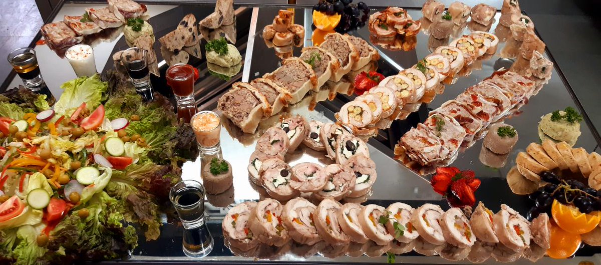 AISSMS_CHMCT's tweet photo. AISSMS, CHMCT sharing the flavourful flashes of work done under Practical of Cold cuts by TYBSc HS Students,

Have a look at this delightful and flavorful platter of charcuterie board which includes pate, Terrine, Ballotine, Pate en Croute, Fish mousse and galantine.
#StudentWork https://t.co/YaiXuNaVVS