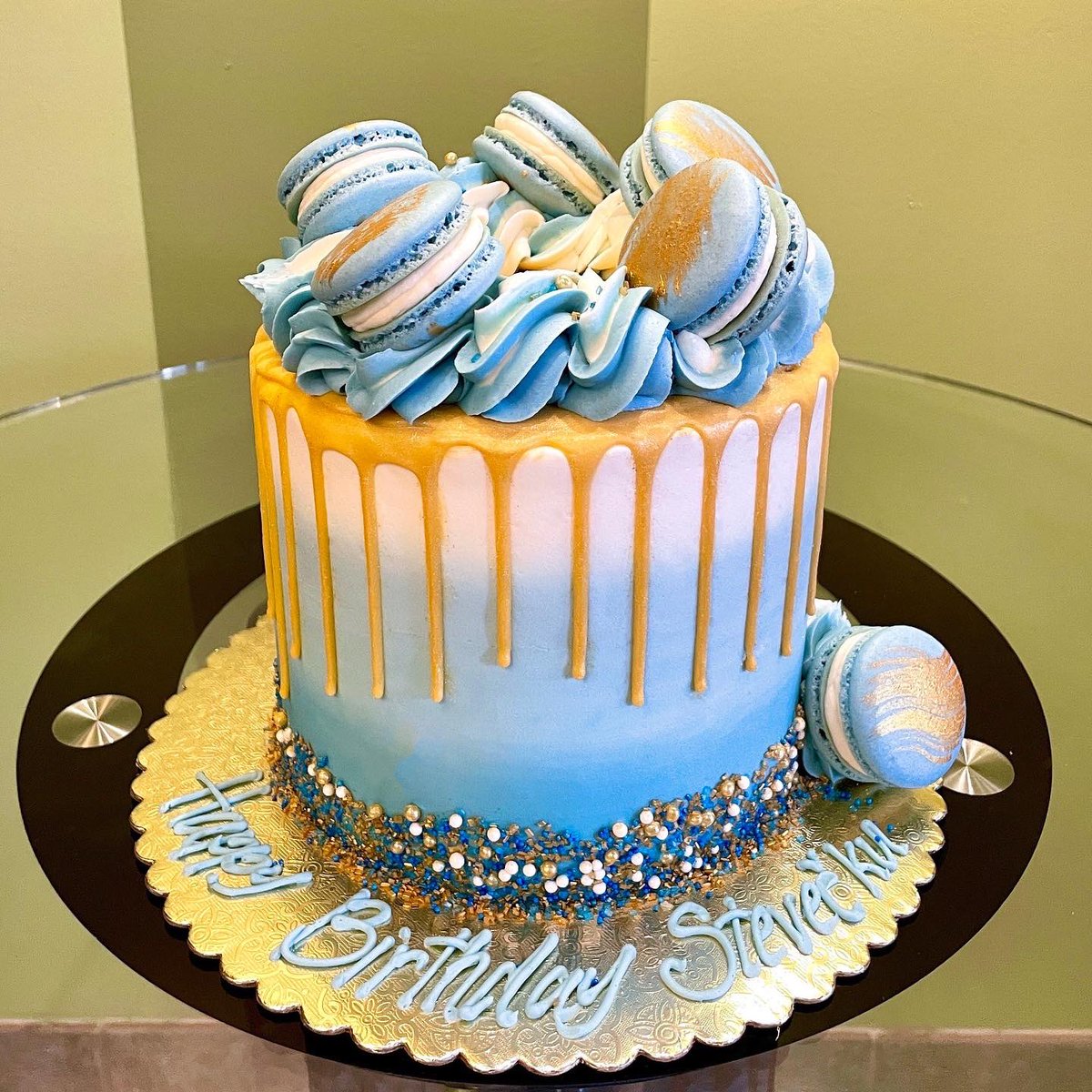 CGCupcakesMKE's tweet image. Another successful collab with Sweetly Baked MKE macarons! 🍡🎂 #macaroncake