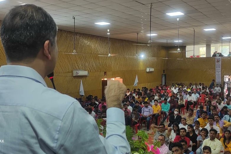 vikasvaibhavips's tweet photo. #जहानाबाद में #LetsInspireBihar अभियान के अंतर्गत आयोजित हुए #युवा_संवाद से संबंधित आलेख मेरे फेसबुक पेज पर उपलब्ध है ! आइए, मिलकर प्रेरित करें बिहार !

https://t.co/B40hC4VkDD https://t.co/YA3CANIHpq