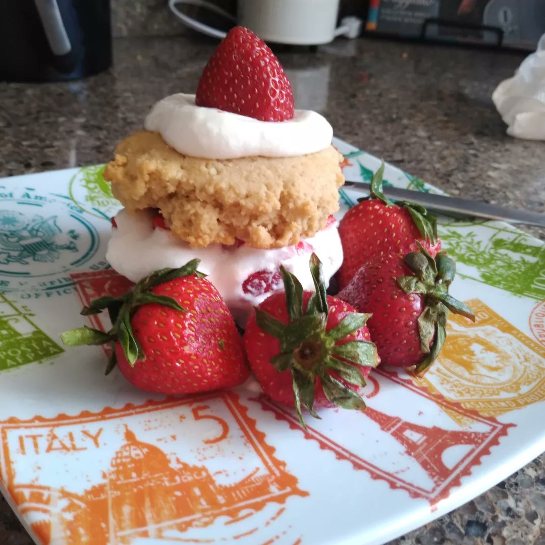 mayonaka_neko's tweet photo. Made strawberry shortcake for the first time and it tasted so good😋
#strawberryshortcake #strawberry #cake #buiscuits #dessert #homemade #homemadedessert #glutenfree #glutenfreedessert https://t.co/qGKlLdalOH