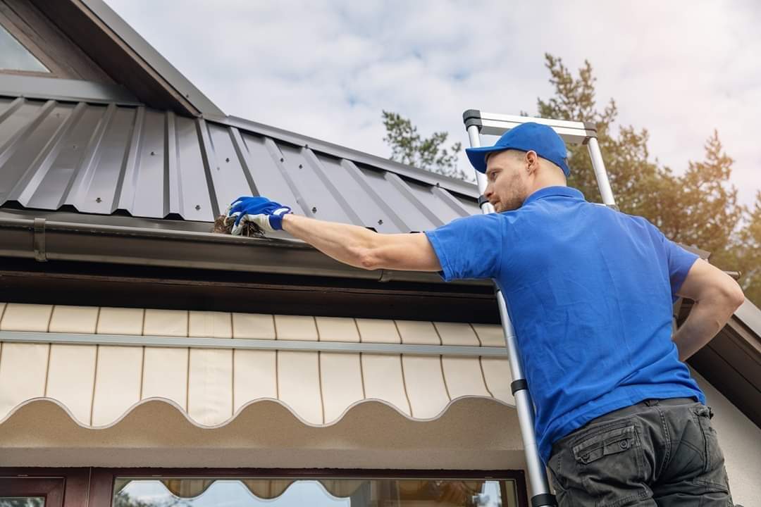 👉 To help protect your home against storms, consider securely fastening your roof by installing straps or additional clips; trim the trees and shrubs around your home; keep your rain gutters and downspouts clean and unclogged; strengthen your garage door.